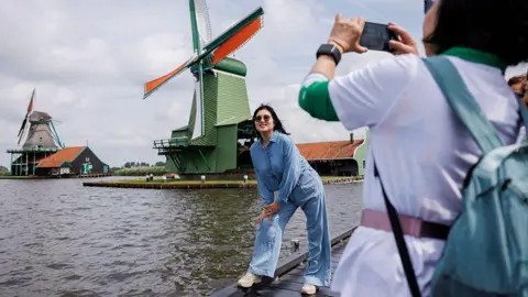 Zaanse Schans to Implement Entry Fees Amidst Tourist Surge