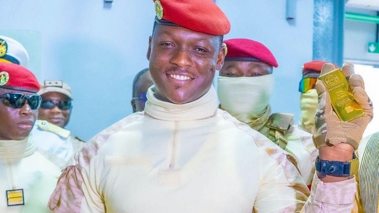 Junta leader Ibrahim Traoré holding a gold bar