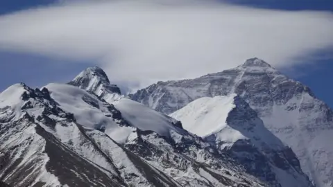 Desperate Rescue: Hikers Endure Blizzard Conditions Near Mount Everest