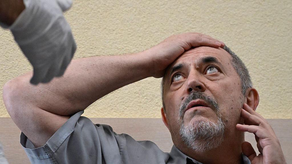 Russia clamps down on dissent: Anti‑war blogger fined, veteran politician barred from parliamentary run