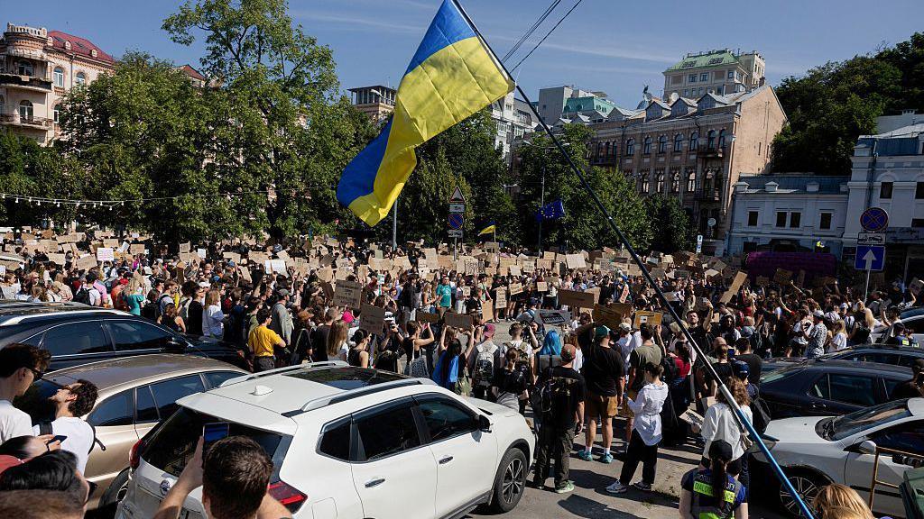 Ukrainian Protesters Rally Against Zelensky’s Abrupt Removal of Defence Minister