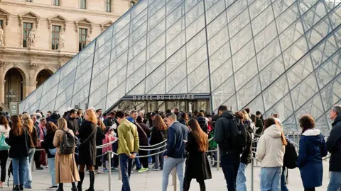 Louvre Museum Reopens Amid Ongoing Investigation of €88 Million Heist