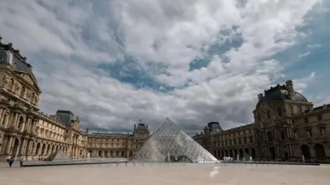 Louvre Museum in Paris Temporarily Closed Following Jewellery Heist