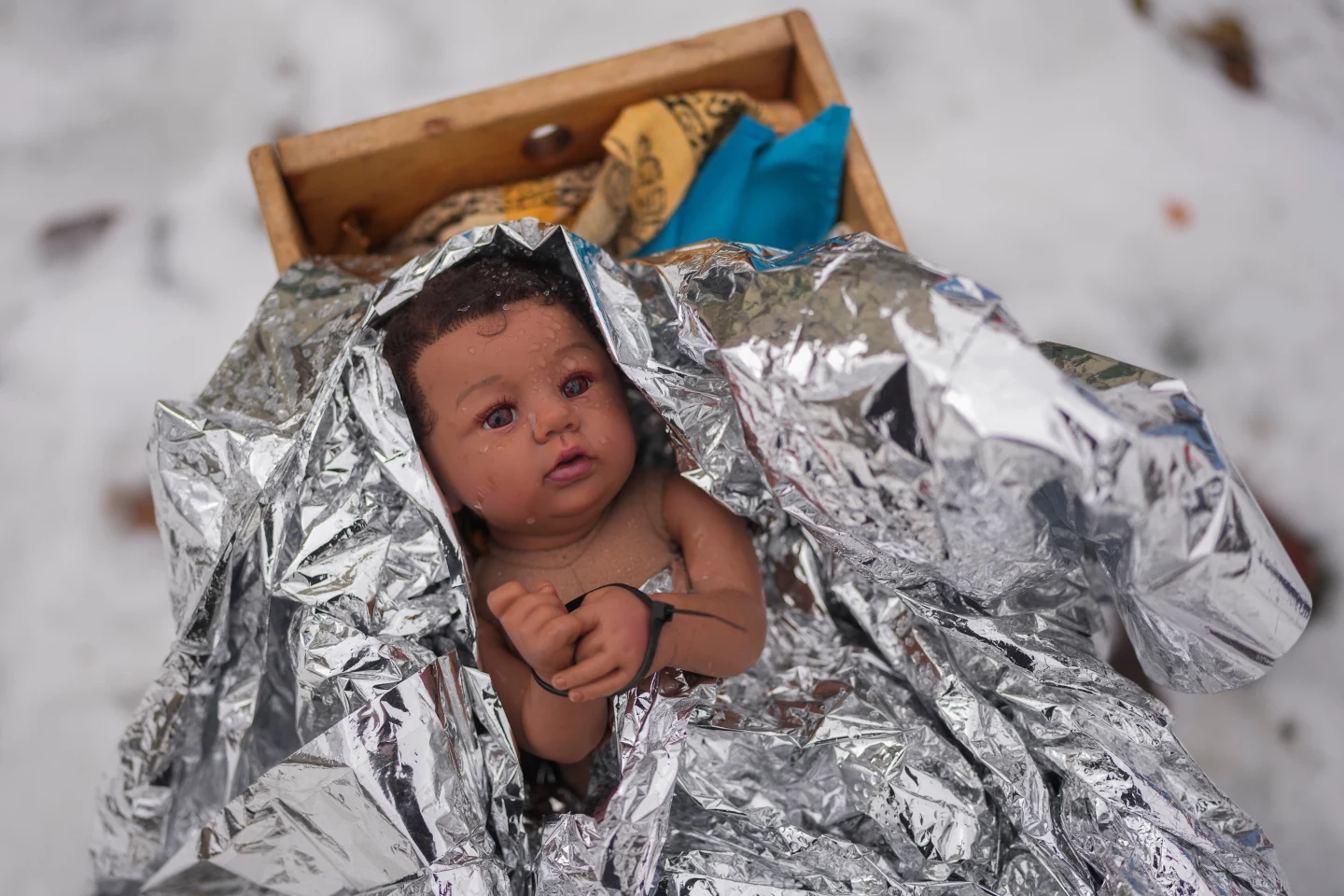 Nativity Scenes Serve as Political Commentary Amid Immigration Crackdown