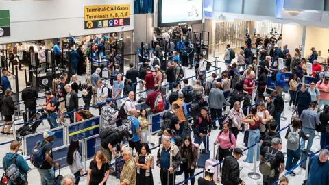 US Air Travel Chaos Continues: Over 1,400 Flights Cancelled Amid Ongoing Government Shutdown
