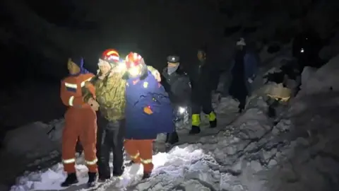 Rescue Efforts Underway for Stranded Everest Hikers Amid Blizzard Conditions