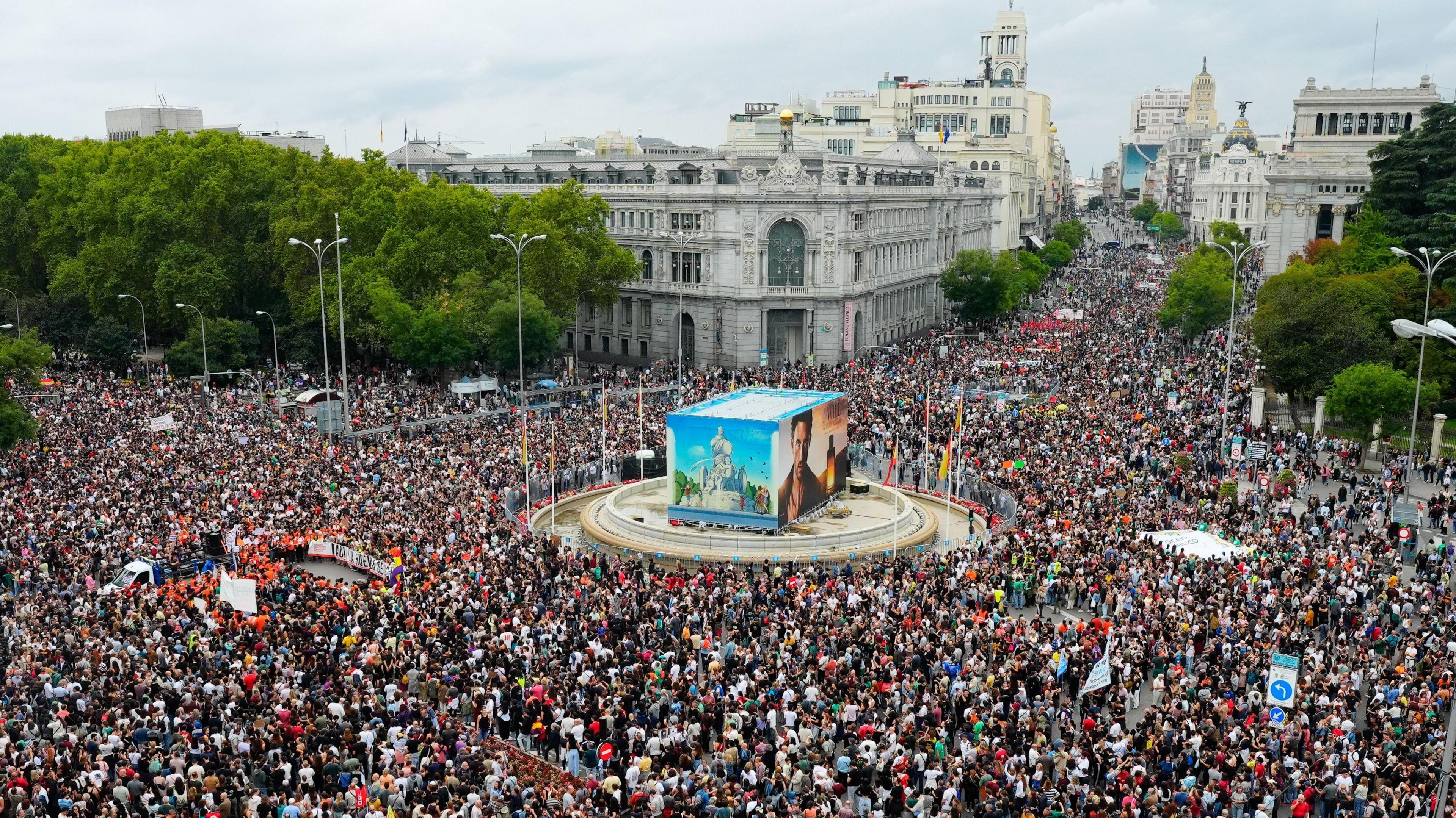 Massive crowd of demonstrators blocks streets in Madrid