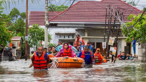 Devastating Floods in Southern Asia: About 700 Lives Lost