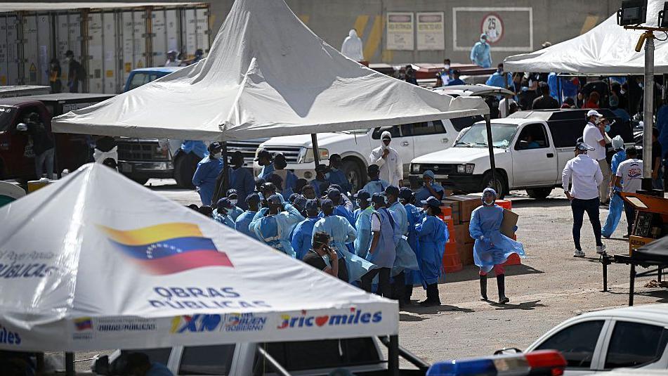 Families Face Endless Waiting at Port of La Guaira’s Makeshift Morgue