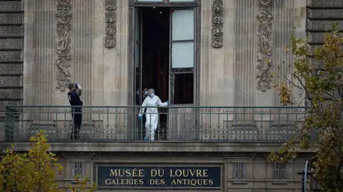Louvre Attendant Recalls Terrifying Heist