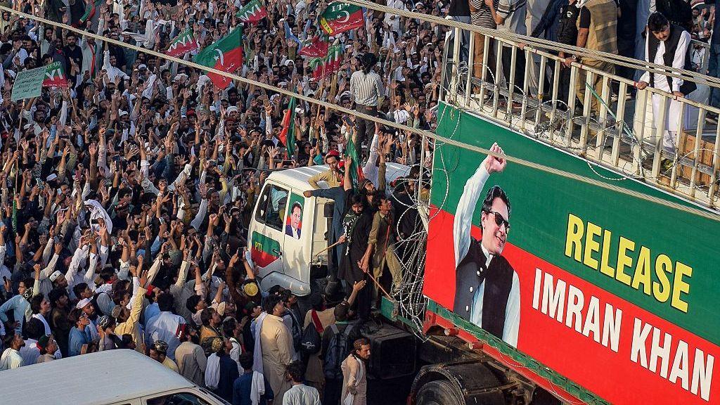 Five thousand supporters of Imran Khan march to Islamabad